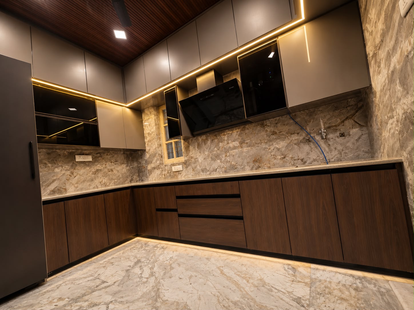 Living room with false ceiling